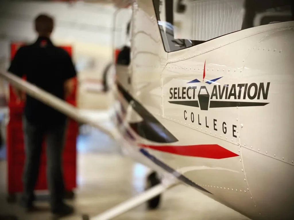 airplane mechanic career carriere de mecanicien d'avion